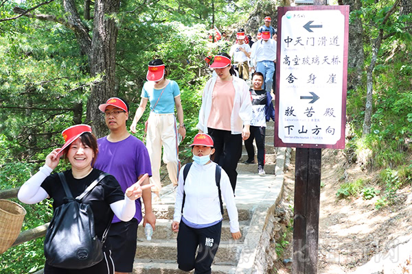 金頂云海奇觀,學(xué)國(guó)粹經(jīng)典道德經(jīng)