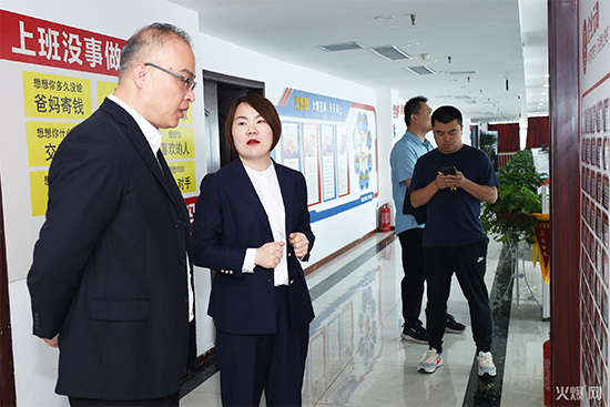 王總在了解火爆網團隊文化1