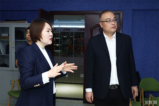 王總在張妍俏女士的陪同下參觀直播間