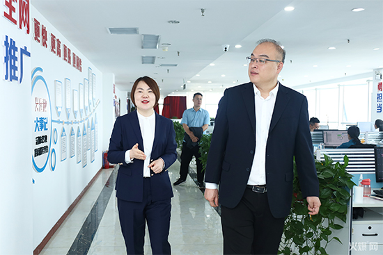 張妍俏女士為王總講解火爆網發(fā)展歷程